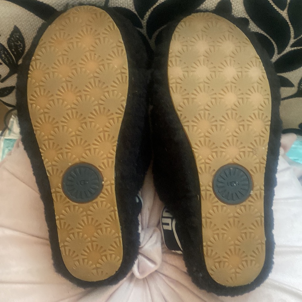 🎀 UGG Women's Cozy Black Slippers size 6 EUC - Picture 5 of 7
